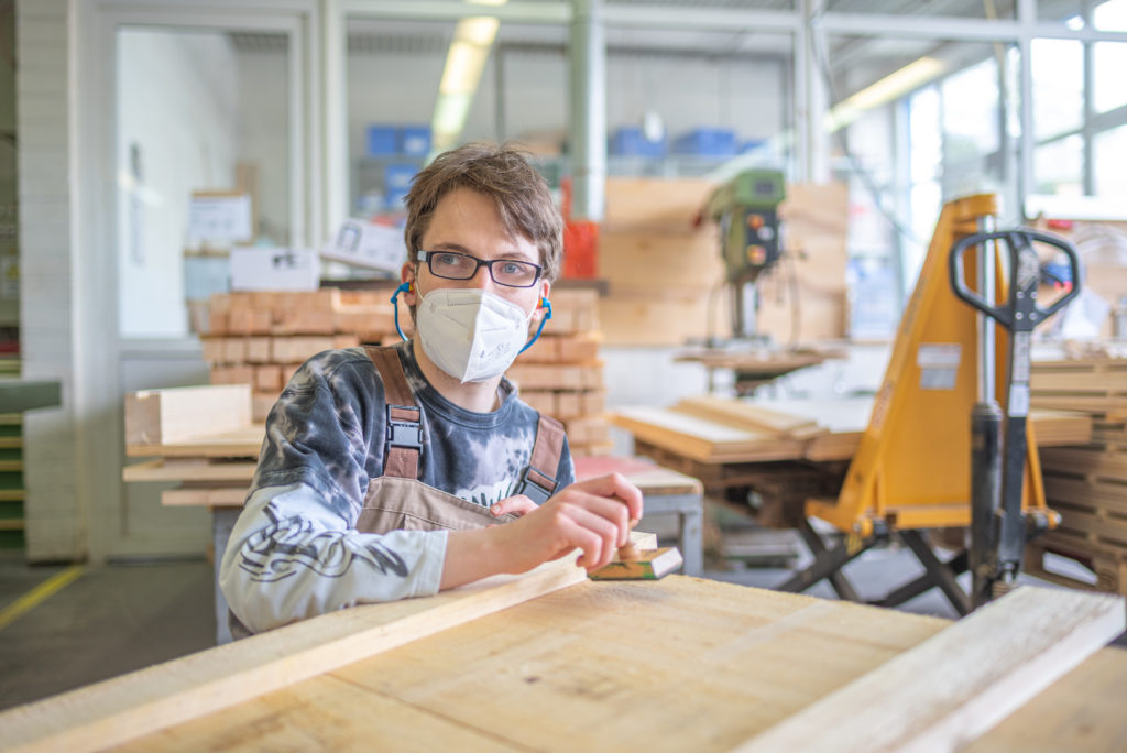 Die Lebenshilfe Wuppertal ist zertifzierter Holzverpackungshersteller und produziert Holzkisten nach IPPC-Norm.